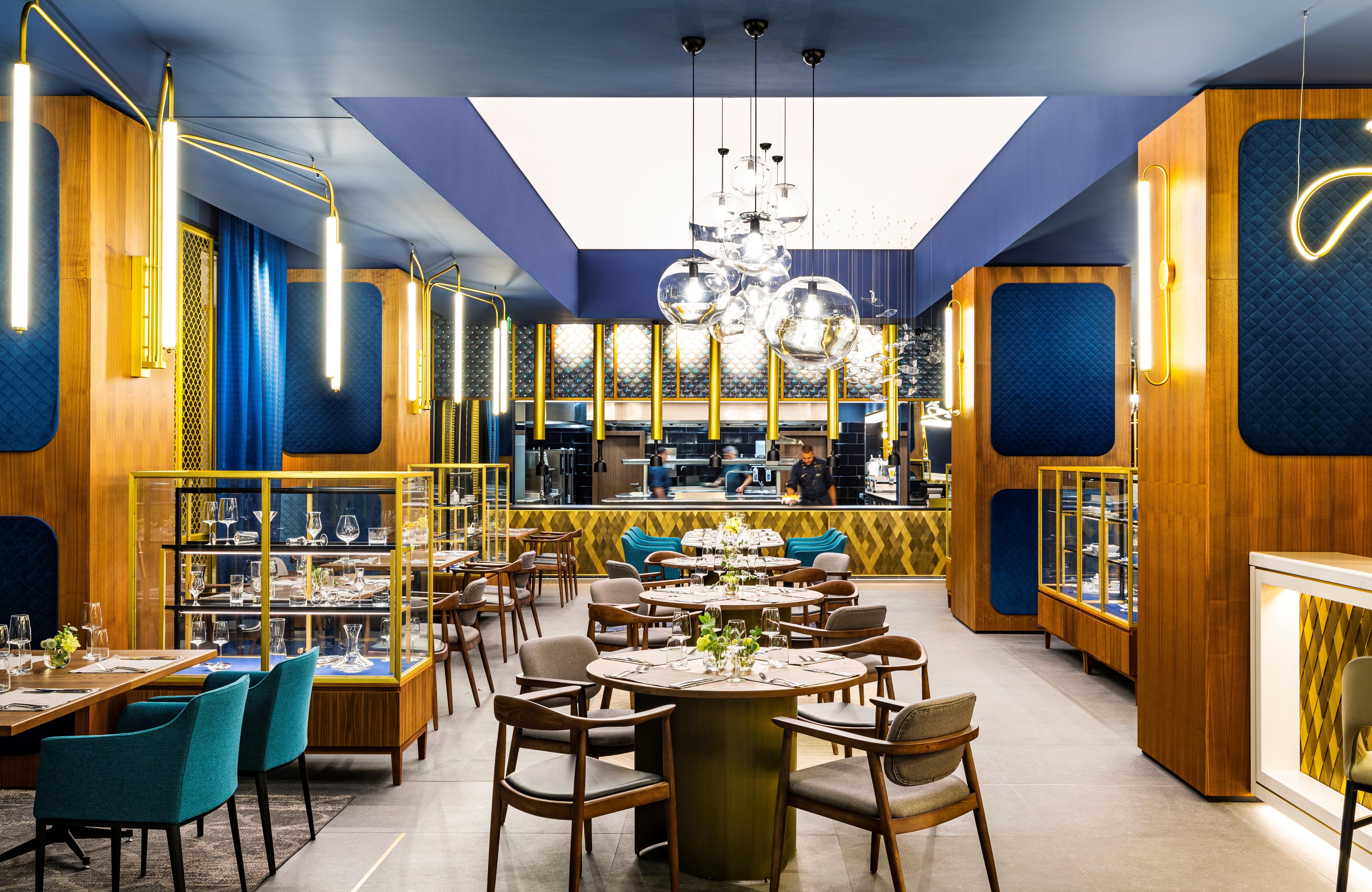 Grand Hotel Millennium صوفيا المظهر الخارجي الصورة The photo depicts a modern restaurant interior characterized by sleek and elegant design elements. The space features wooden accents, with warm tones creating an inviting atmosphere. 

Tables are arranged centrally, surrounded by comfortable upholste